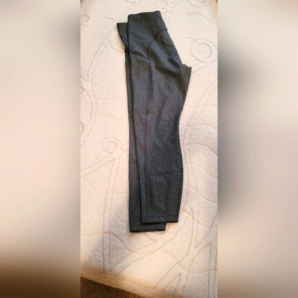 Athleta stash pocket 7/8 leggings - Picture 1 of 3